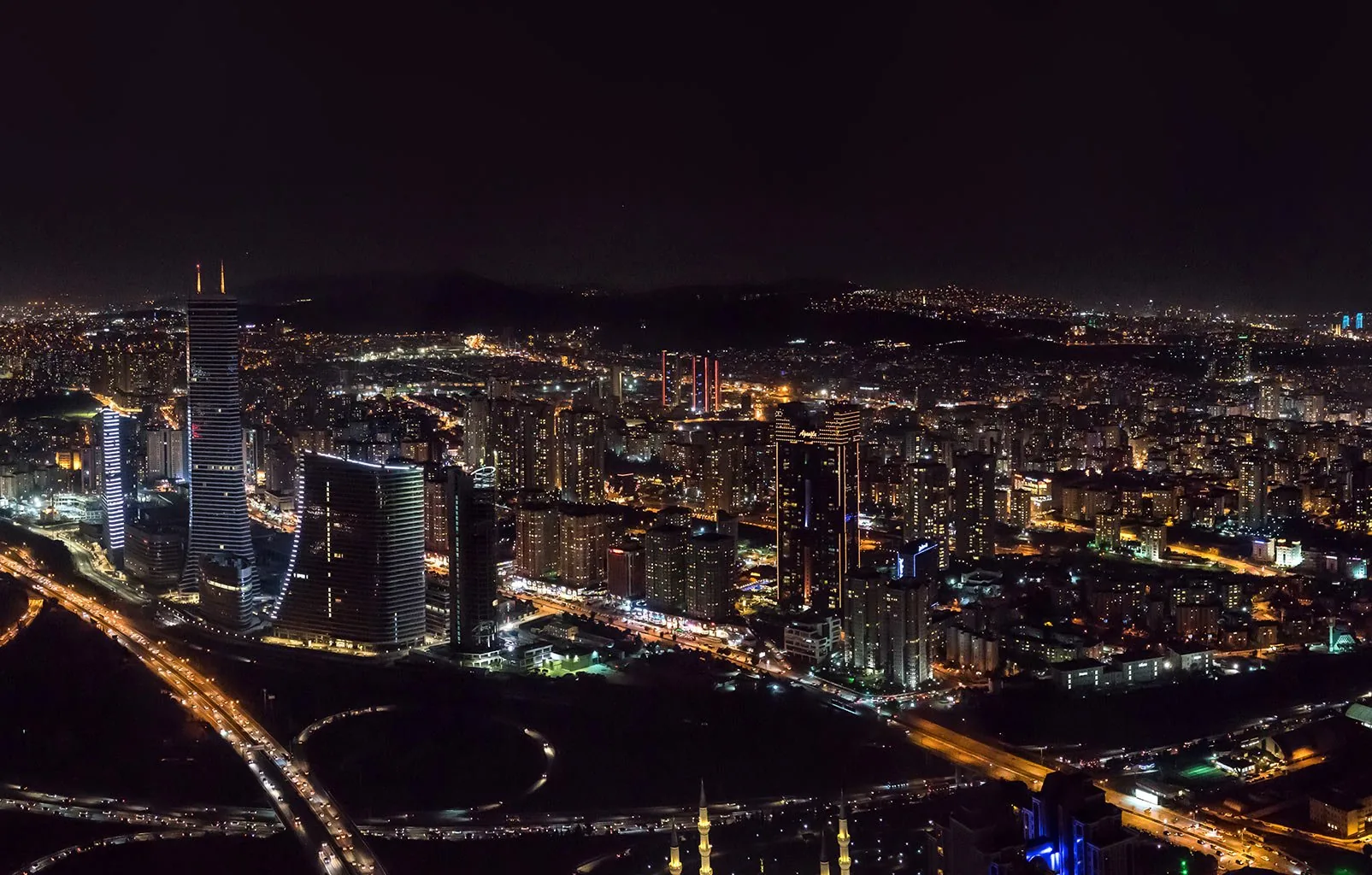 Gece İstanbul silüeti üzerinde drone perspektifi